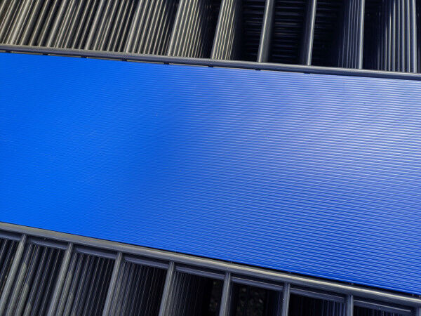 Sichtschutzstreifen Premium Plus Polypropylen 2.550 x 190 mm (1,3 mm Stärke) ähnlich RAL 5010 Enzianblau geriffelt